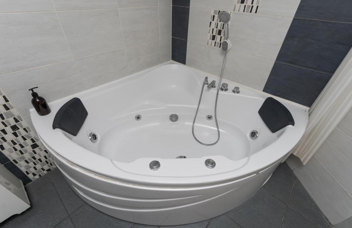 Flat24 On Lesi Ukrainki 3 Apartment Kiev Ngoại thất bức ảnh