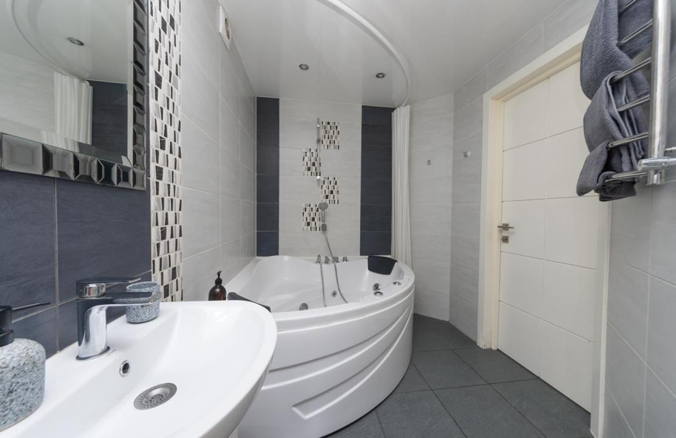 Flat24 On Lesi Ukrainki 3 Apartment Kiev Ngoại thất bức ảnh